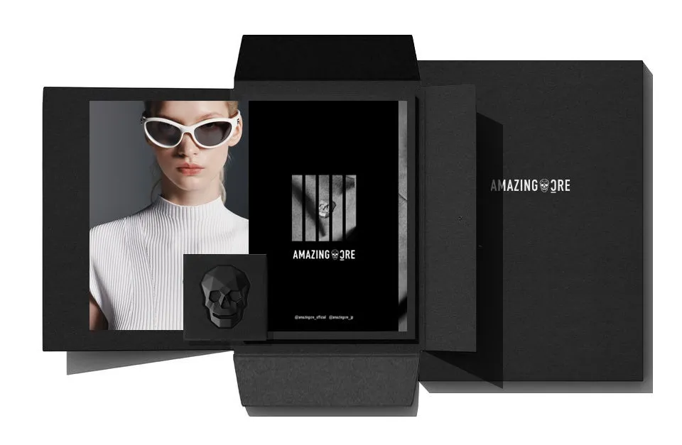 女性がサングラスをかけている画像が中央に配置された黒いパッケージ。パッケージにはAMAZING GOREのロゴと、スカルのアイコンが描かれています。