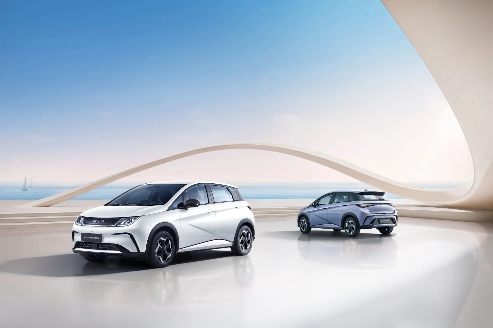 白い車と水色の車が並んで写っている画像