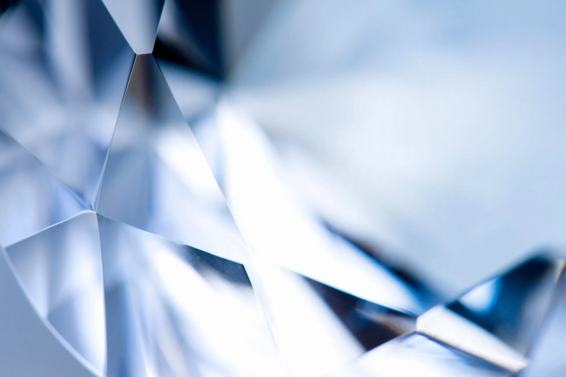 ダイヤモンドのクローズアップ写真。光の反射が美しい。