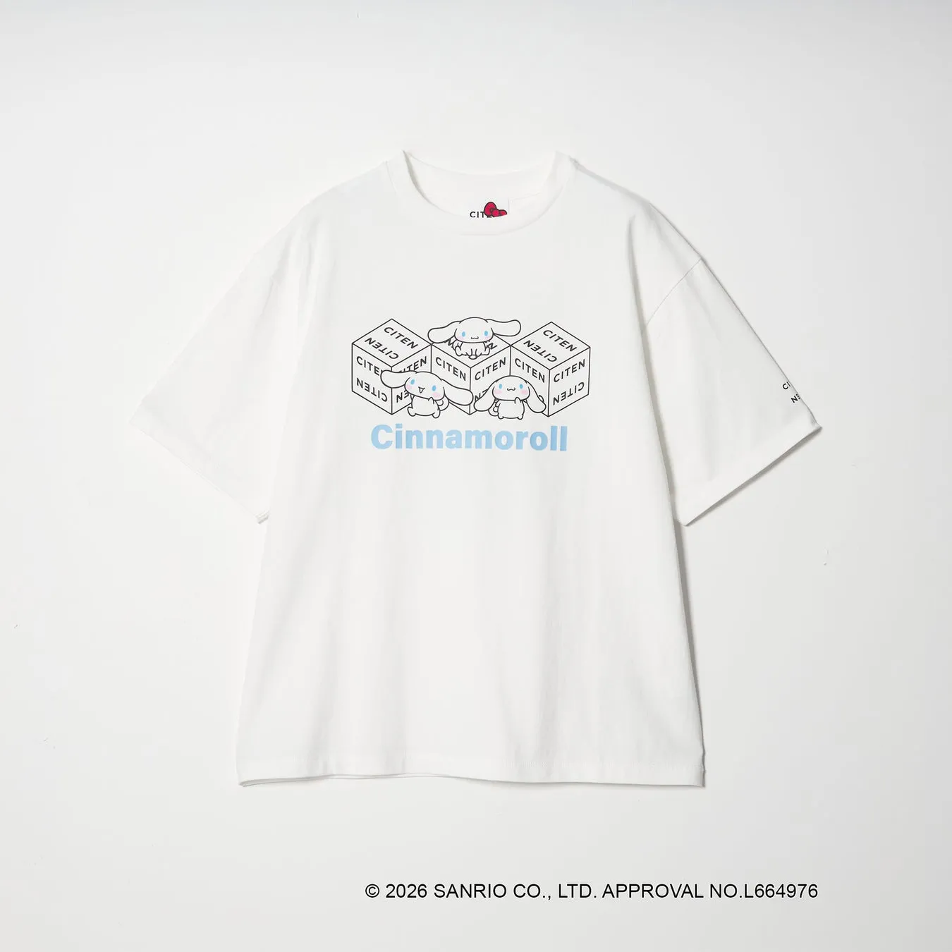 白いTシャツに、Cinnamorollのキャラクターが描かれたデザインです。