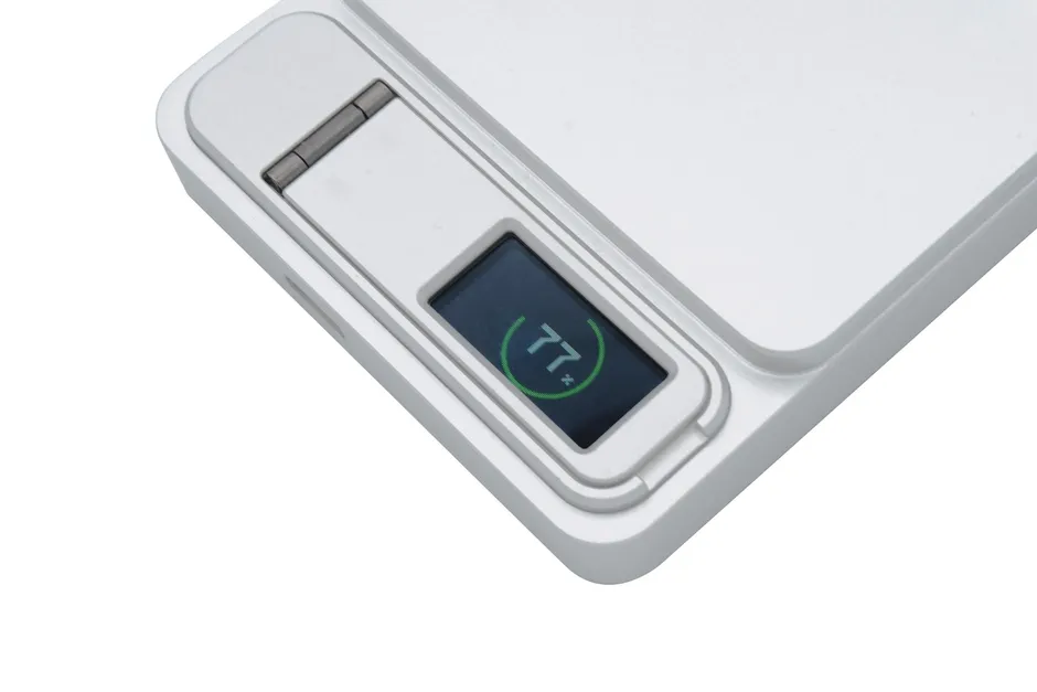 バッテリー残量が77%と表示されているディスプレイ