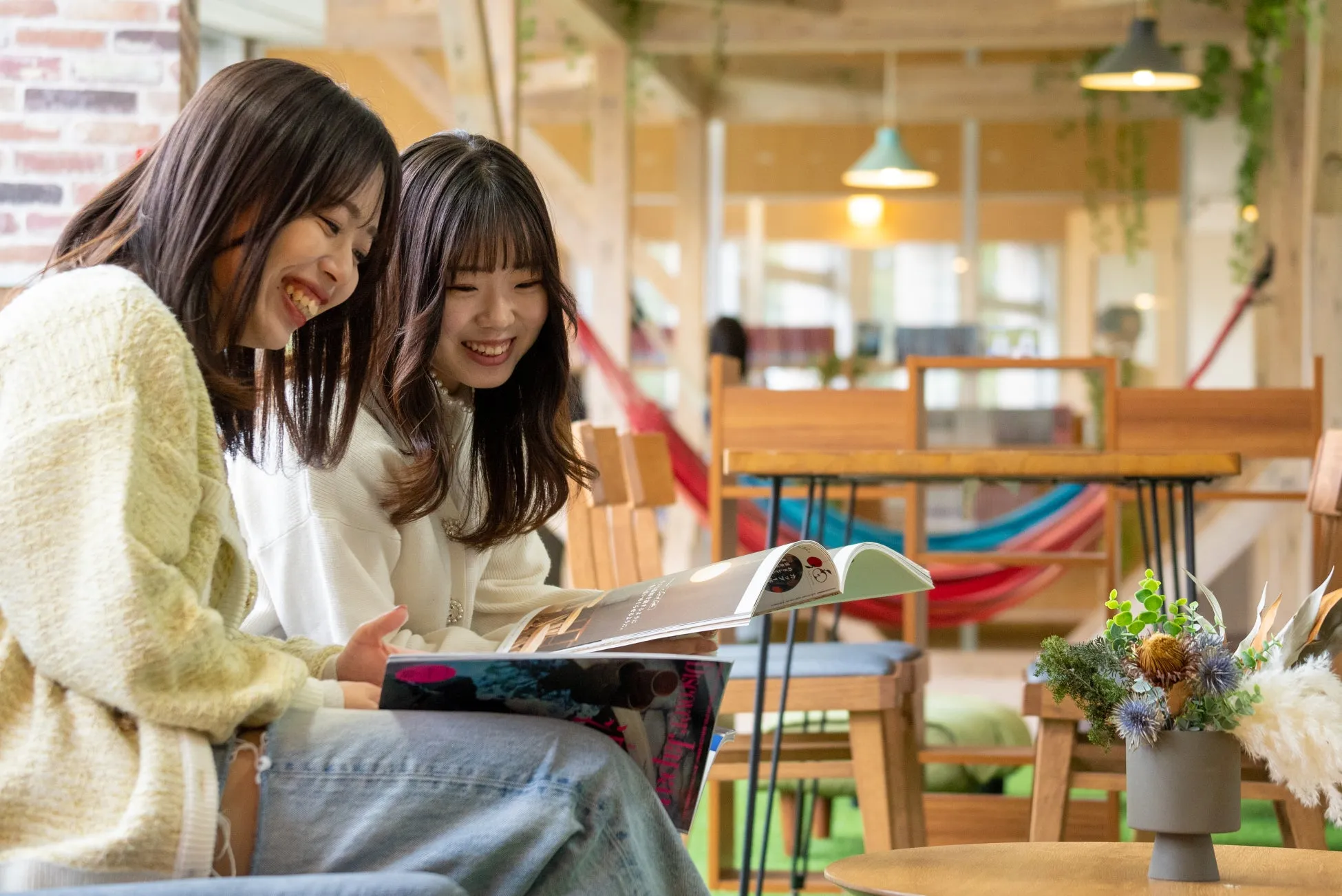 雑誌を見る女性たち