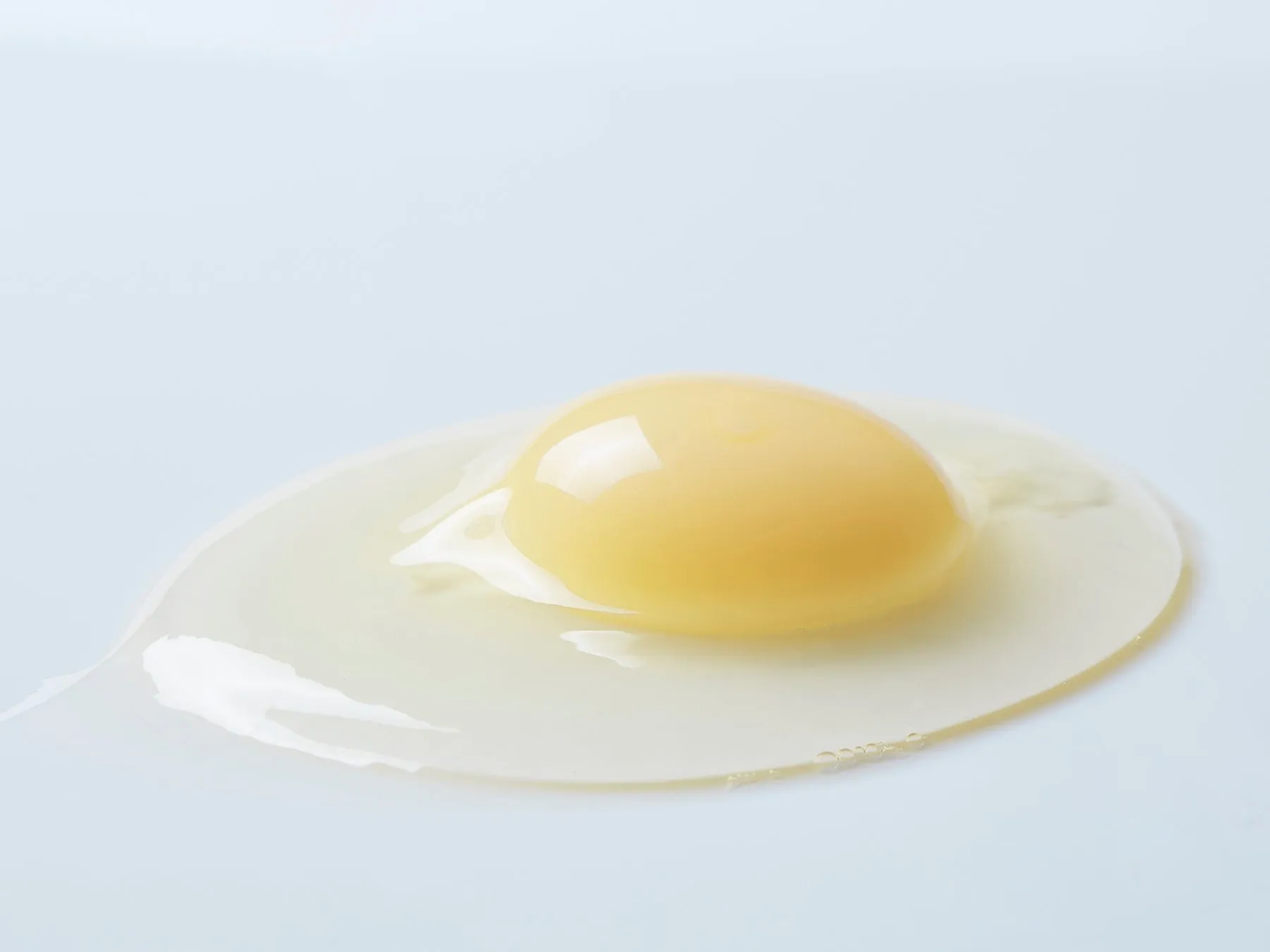卵の黄身と白身が写っている写真