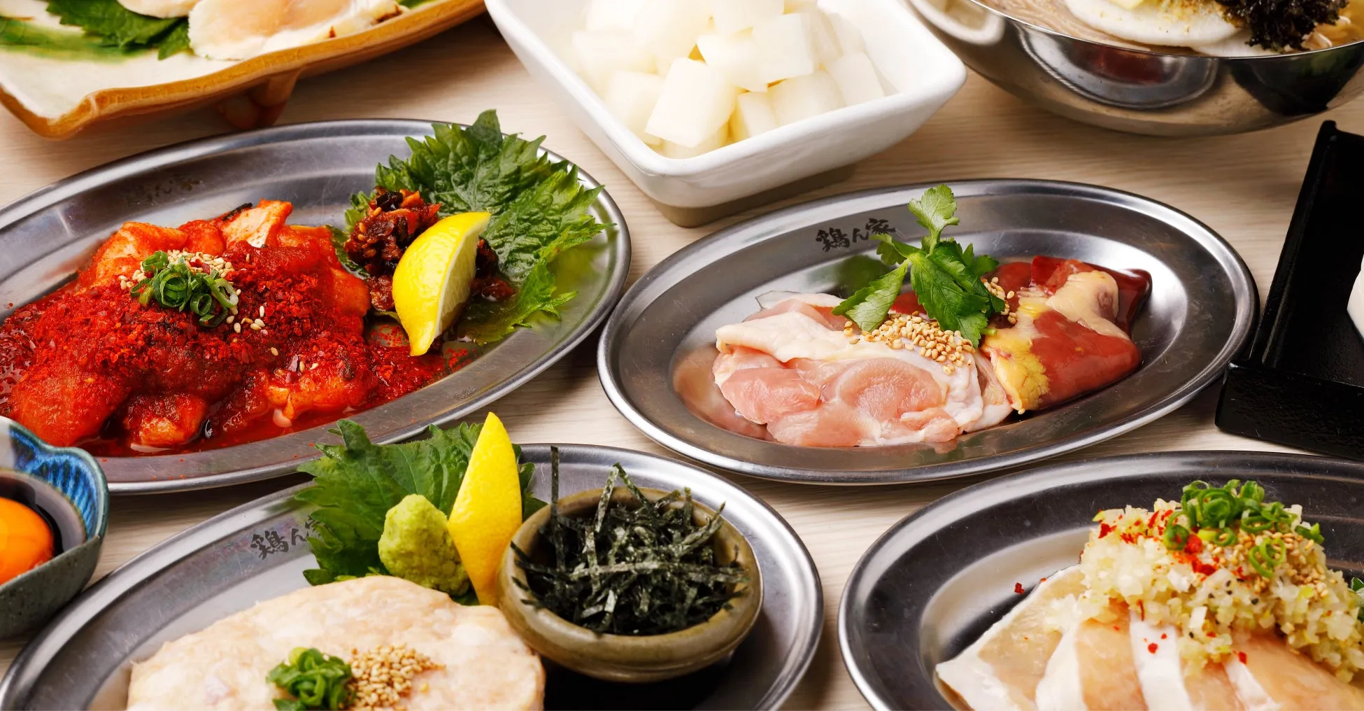 様々な鶏肉料理が並んだ写真