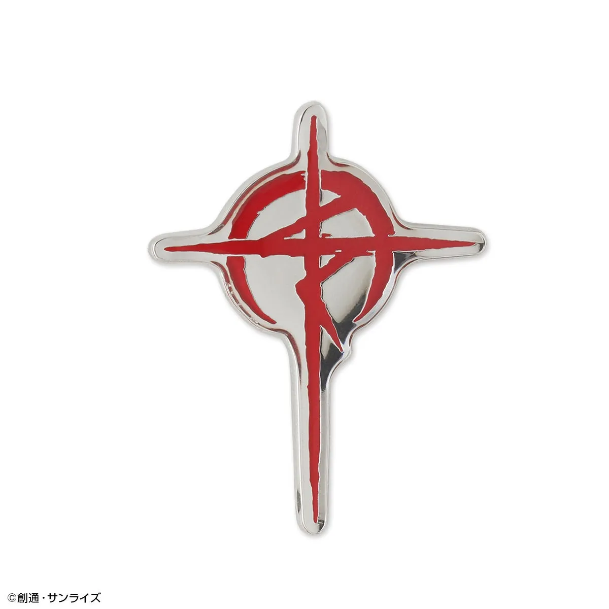 赤い十字のような模様のシルバーのピンバッジ