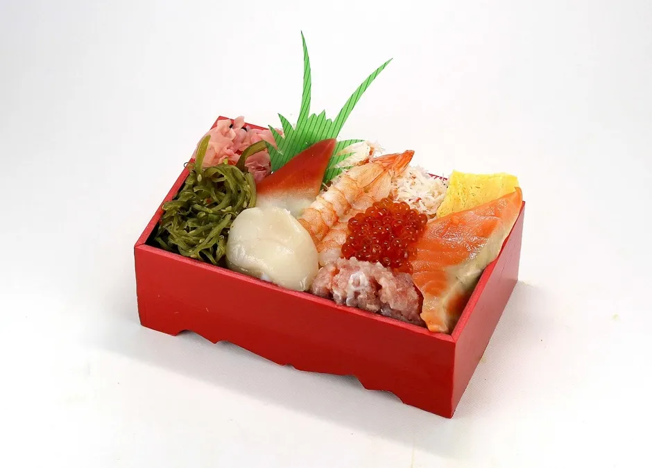 赤い箱に入った豪華な海鮮ちらし