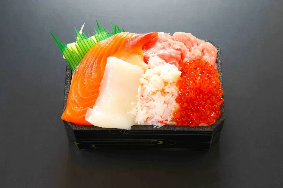 様々な海鮮が乗ったちらし寿司