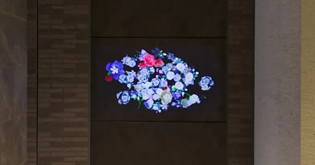 壁に飾られた花の絵。