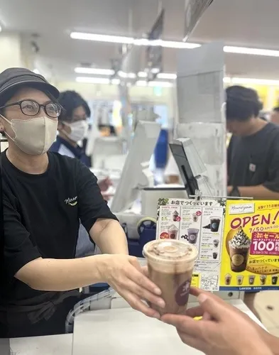 店員がコーヒーを渡す様子