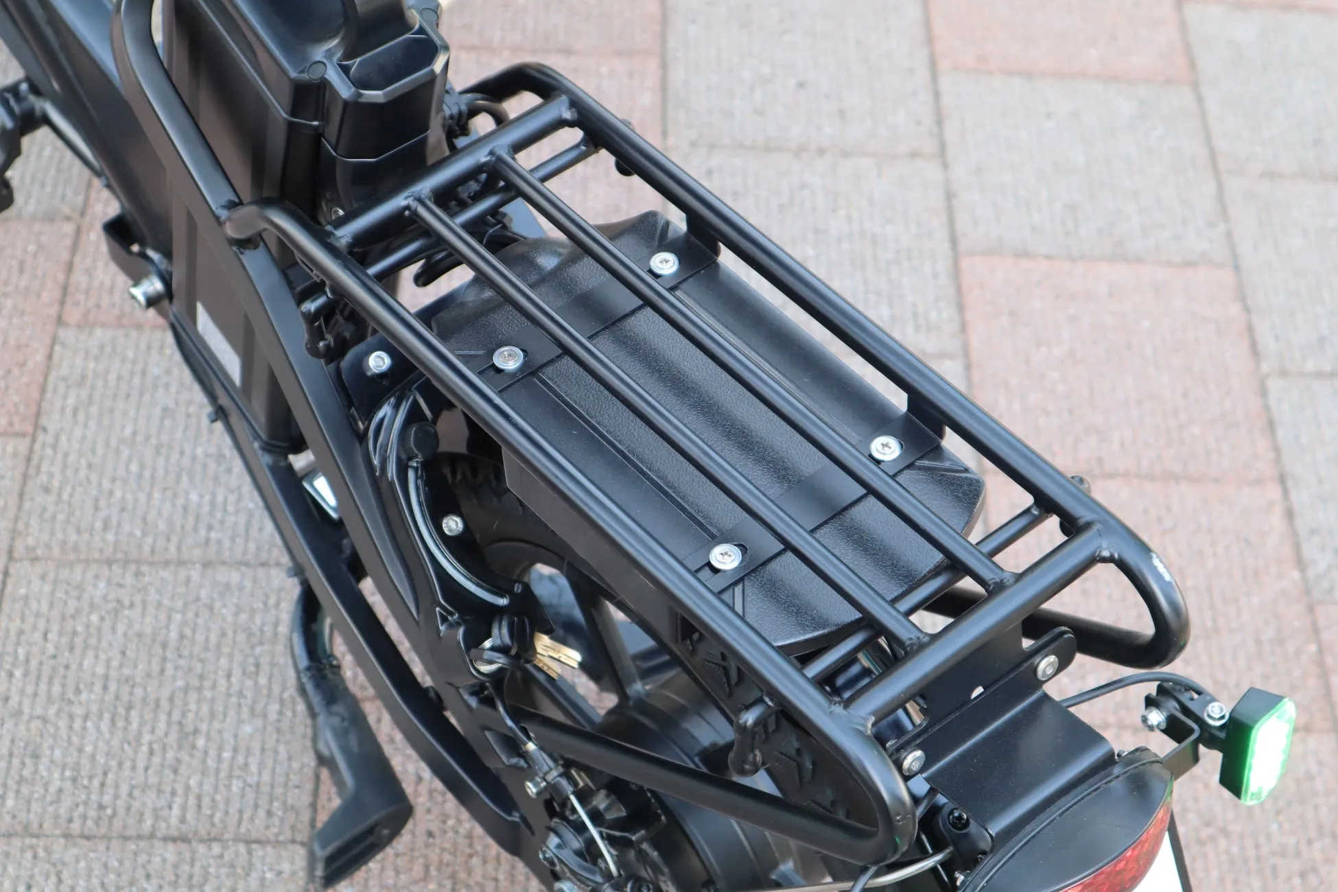 黒い自転車のリアキャリアとテールライト