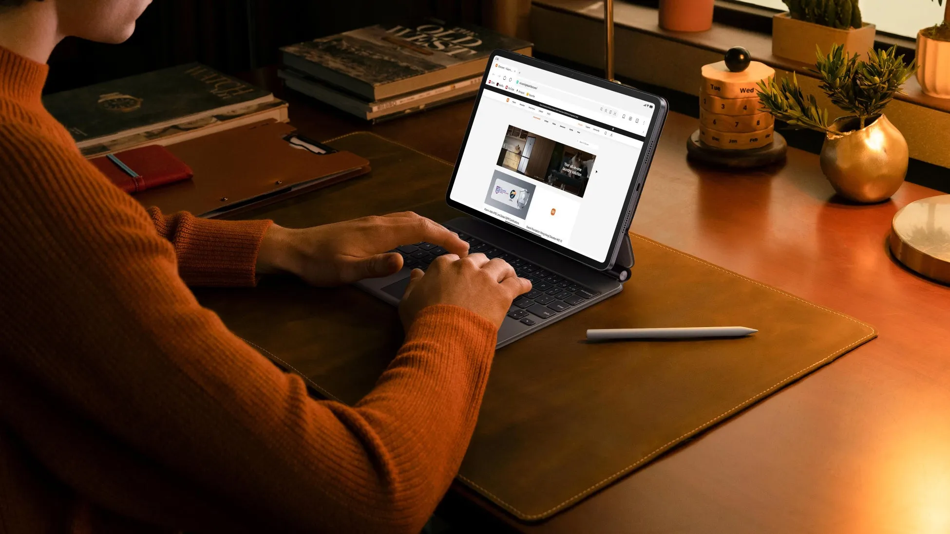 タブレットとキーボードで作業する人