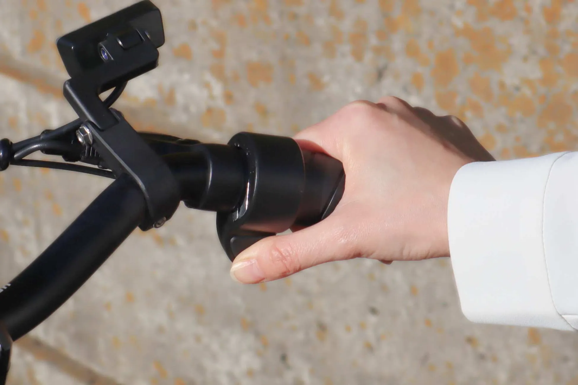 電動スクーターのハンドルを握る手